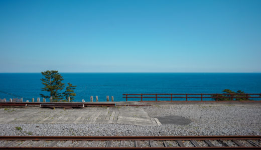 【Loxiaで切り取る景色】思わず途中下車したくなる、海が近い無人駅。JR東海道本線「根府川駅」